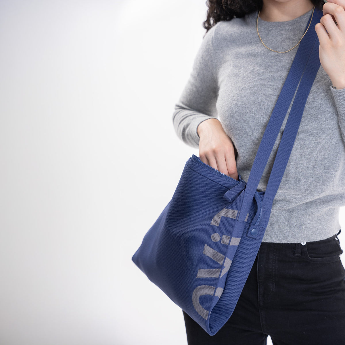 Max Messenger in Indigo Blue