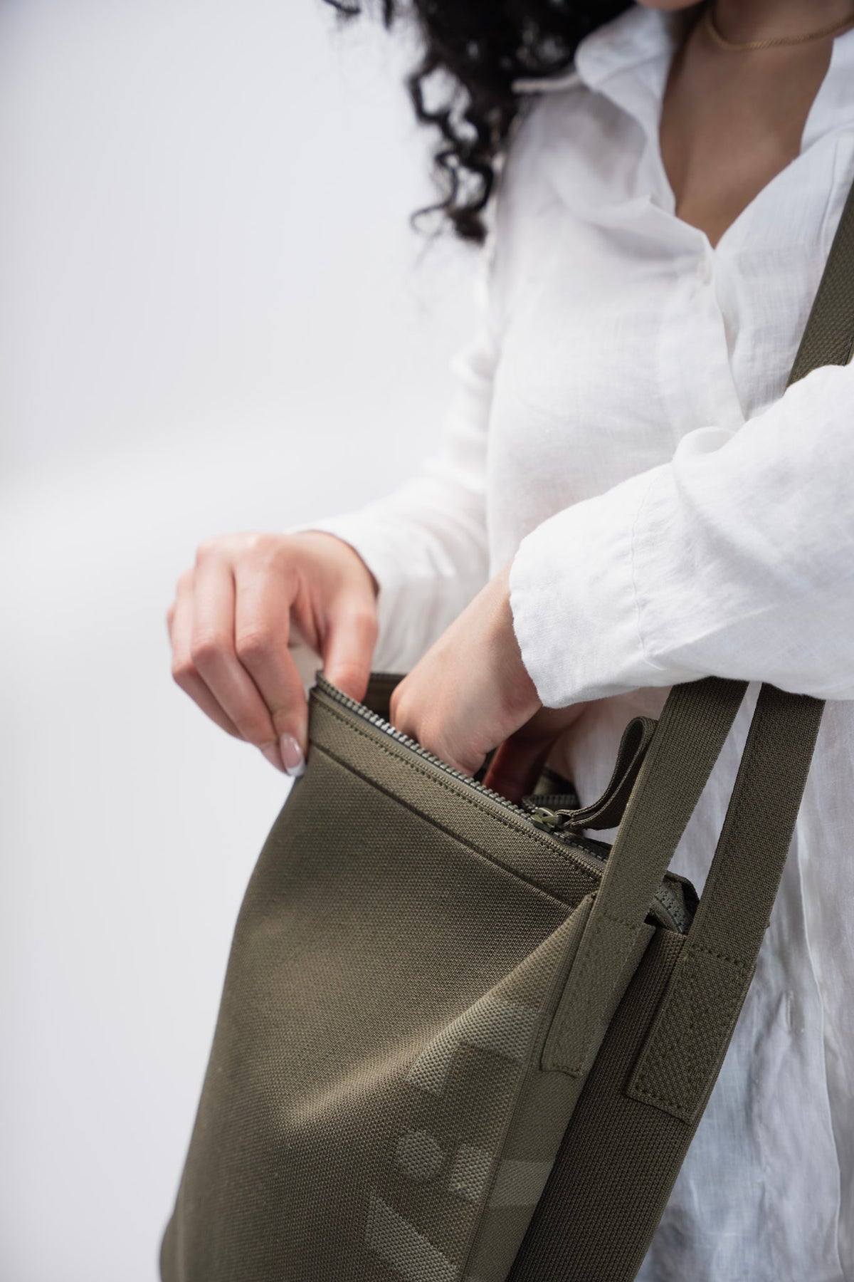 Max Messenger in Olive Green